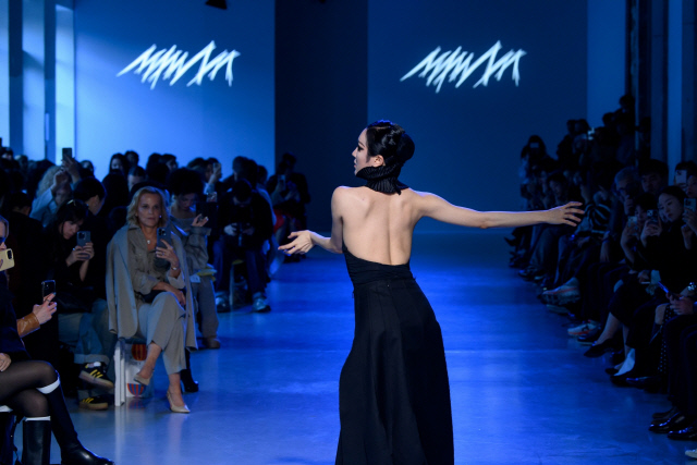 지난 7일 현대미술관 팔레 드 도쿄에서 열린 컨셉코리아 2025 F/W에서 창작 안무가 이루다의 므아므 오프닝 공연이 진행 중이다. 콘진원 제공